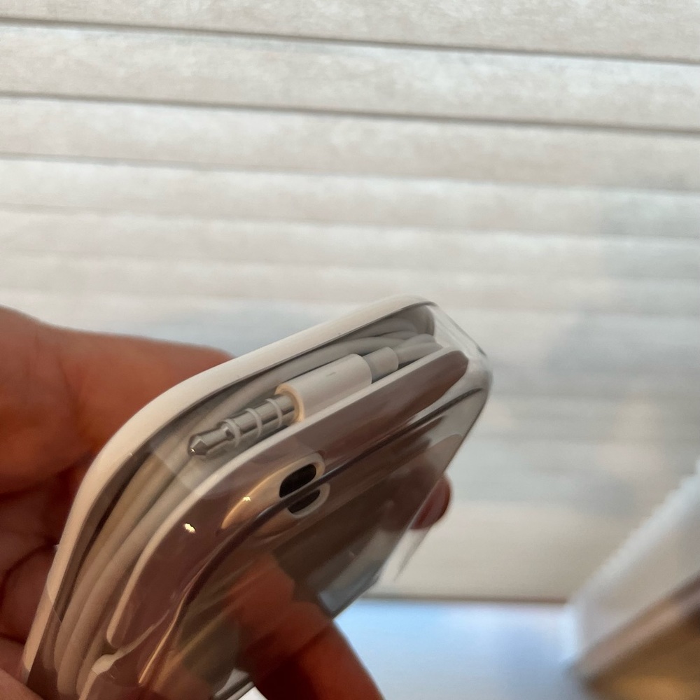 NWT Apple ear bud headphones - Picture 4 of 6